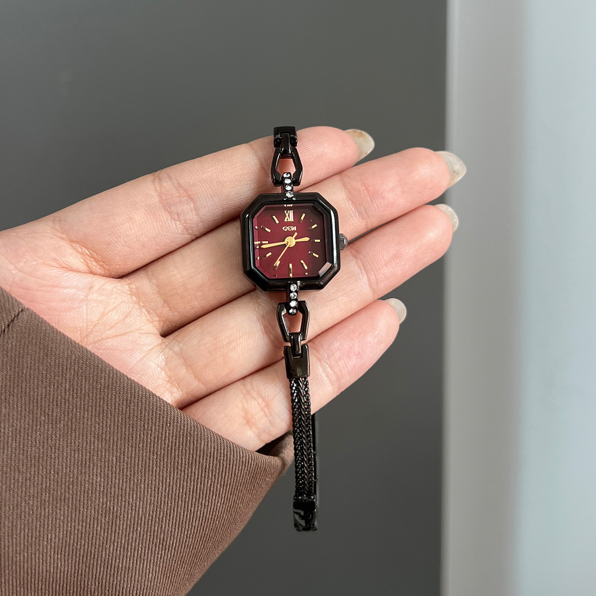 Square Fashionable Exquisite H - đánh giá và giá Luxury Watch Value