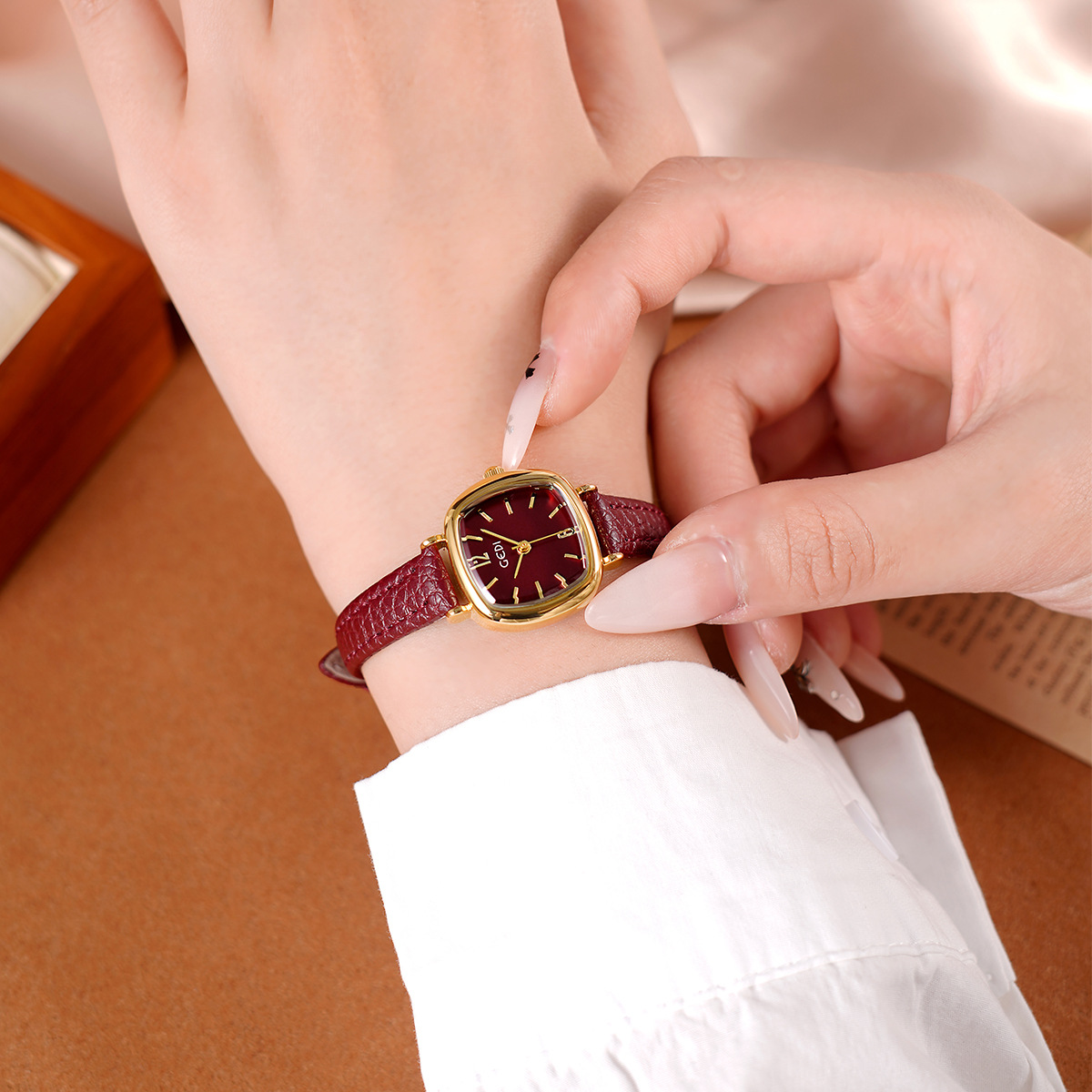 UTHAI 61018 CQ490 Simplicity,  - đánh giá và giá Luxury Watch Value